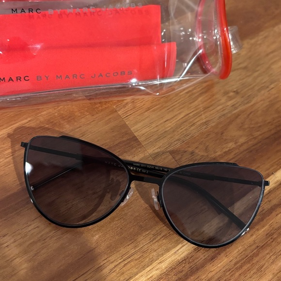 Marc by Marc Jacobs Black Cat Eye Sunglasses w/ Red Case 100% Authentic Women's - Picture 6 of 16
